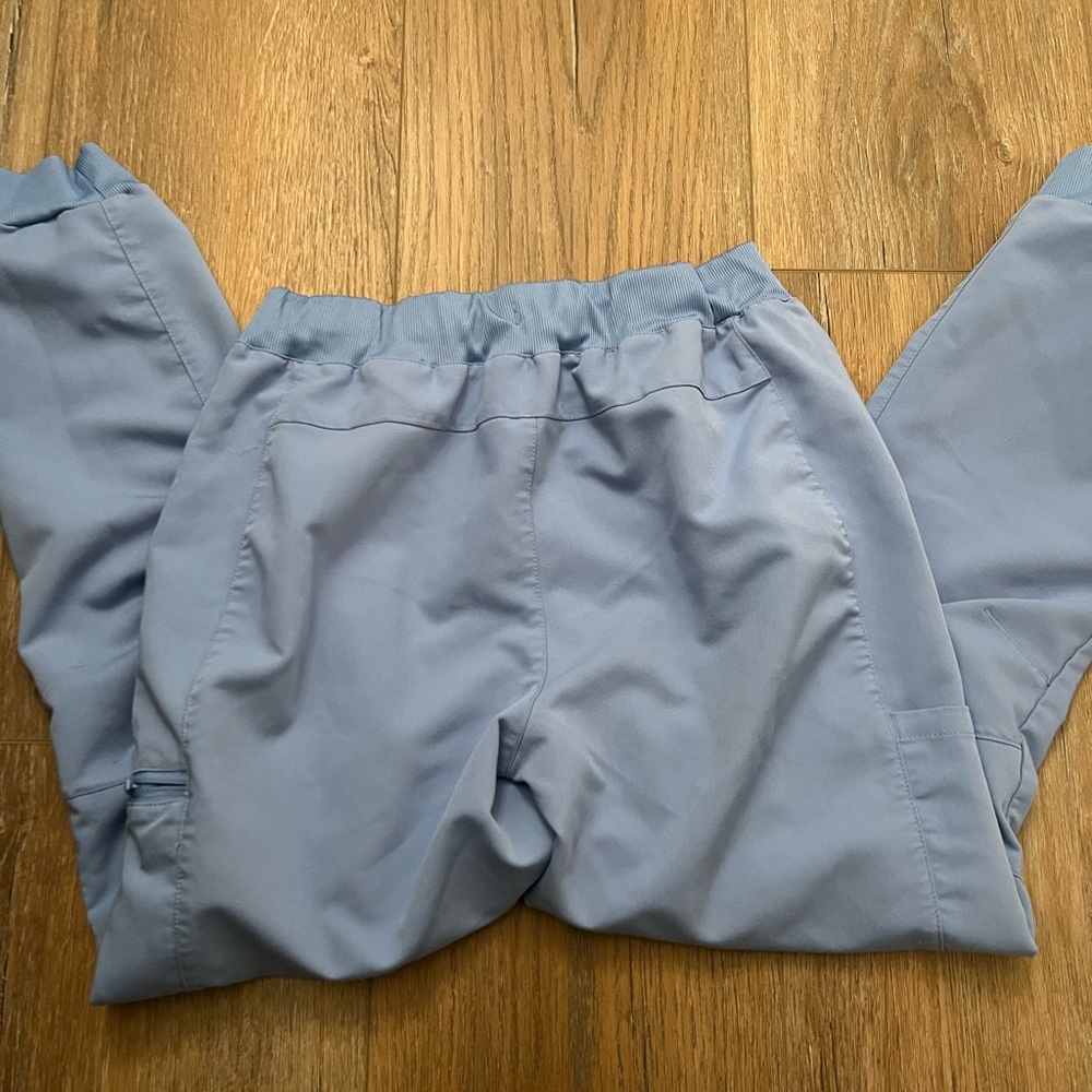 Blue Fabletics Scrub Set - Picture 9 of 9